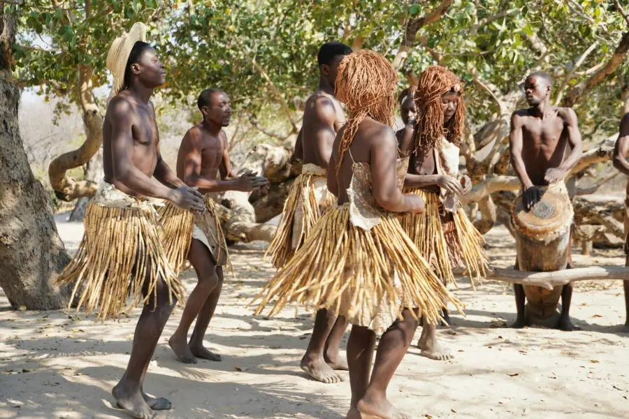 Avila reizen Botswana Okavanga delta dansende lokale bevolking