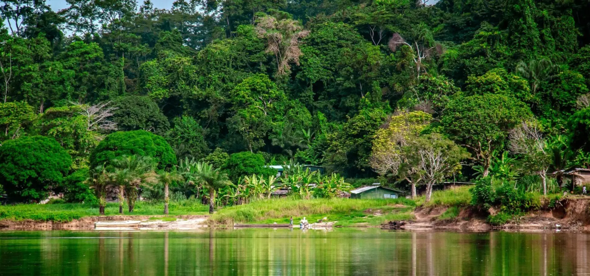 Avila Reizen Gabon dorpje aan het water