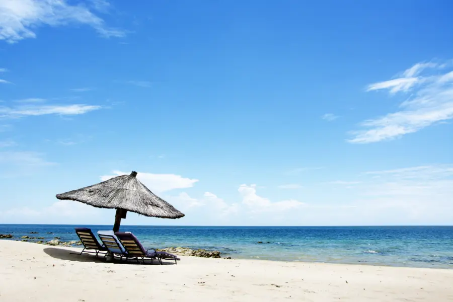 Avila Reizen Malawi Umbrella on the Beach on a Sunny Day Chintheche Beach Lake Malawi