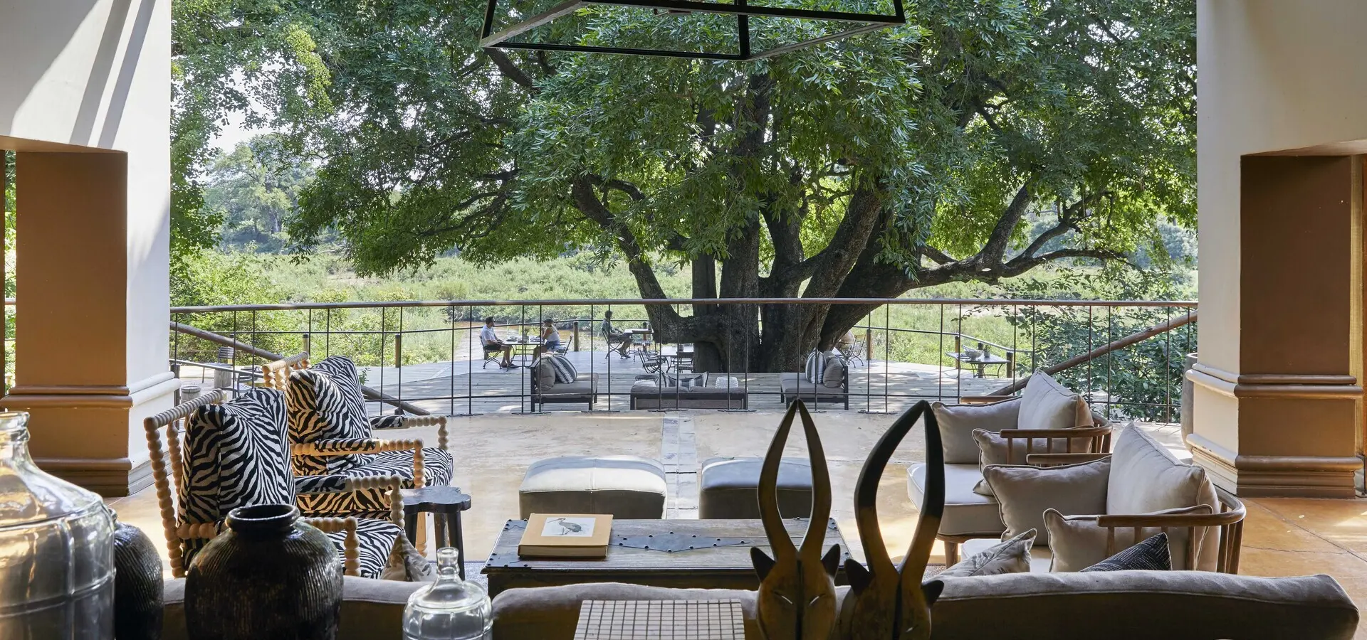 Avila Reizen Mauritius Lion Sands Tinga Lodge lounge view to river