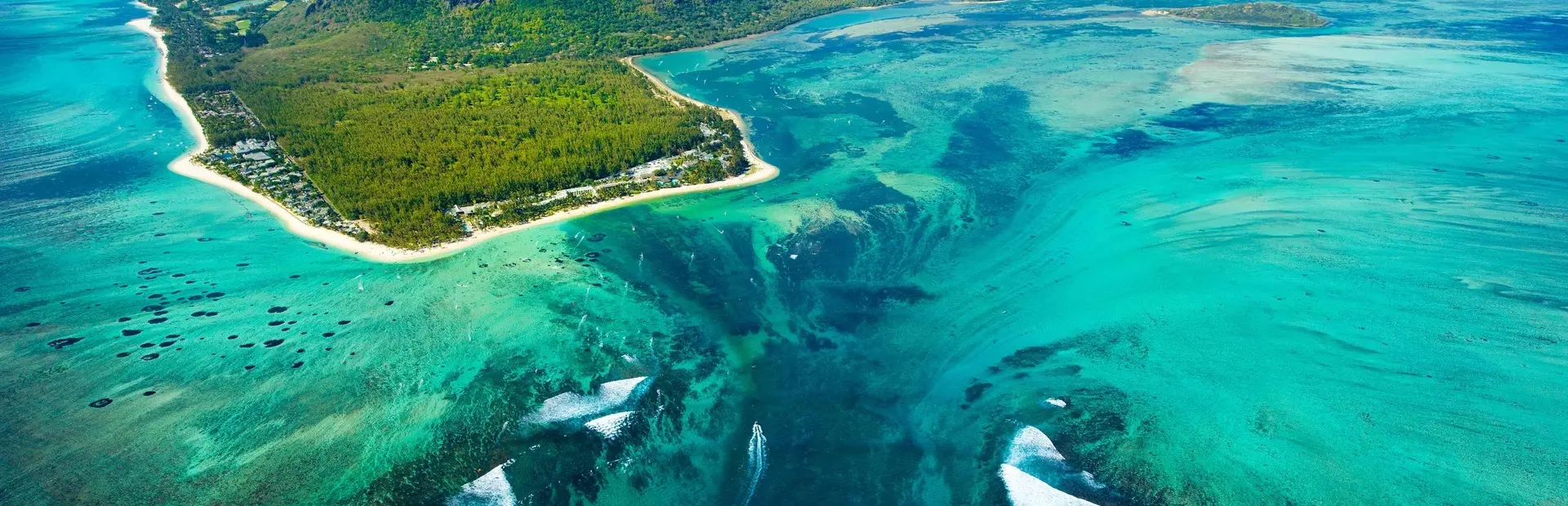 Avila Reizen Mauritius Aerial view of the nature reef in a beautiful colorful bay Mauritius island