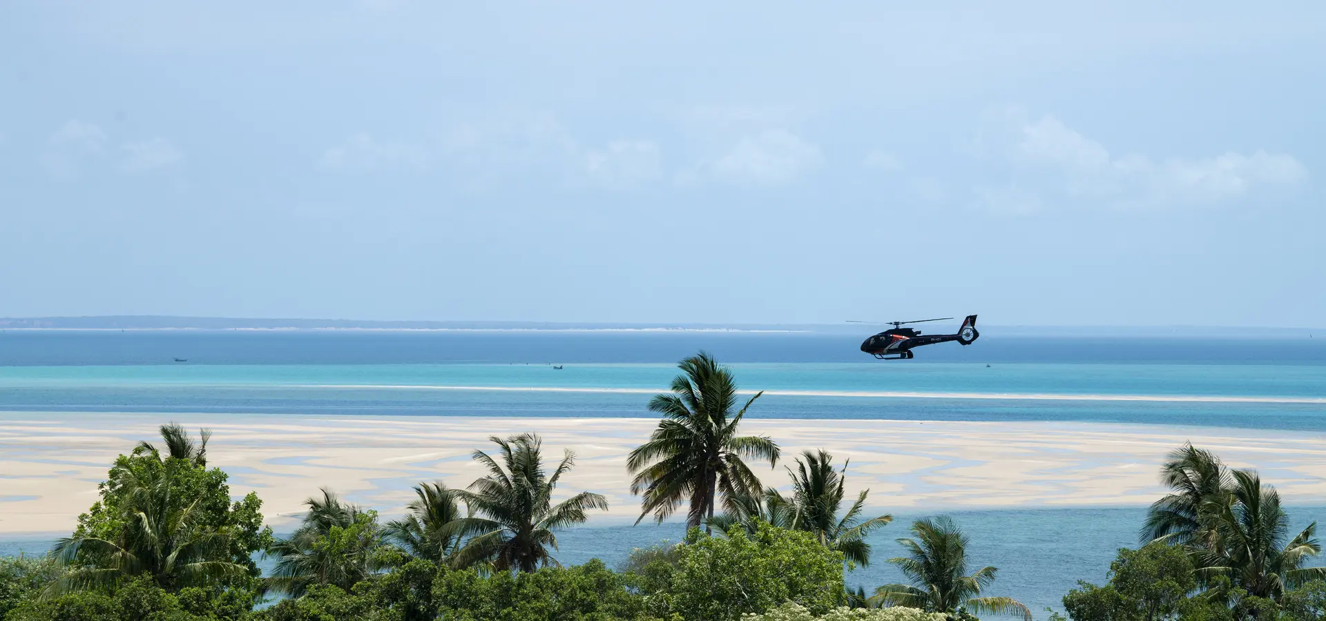 Avila Reizen Mozambique Southern Africa Mozambique and Beyond Benguerra Island helicopter 4