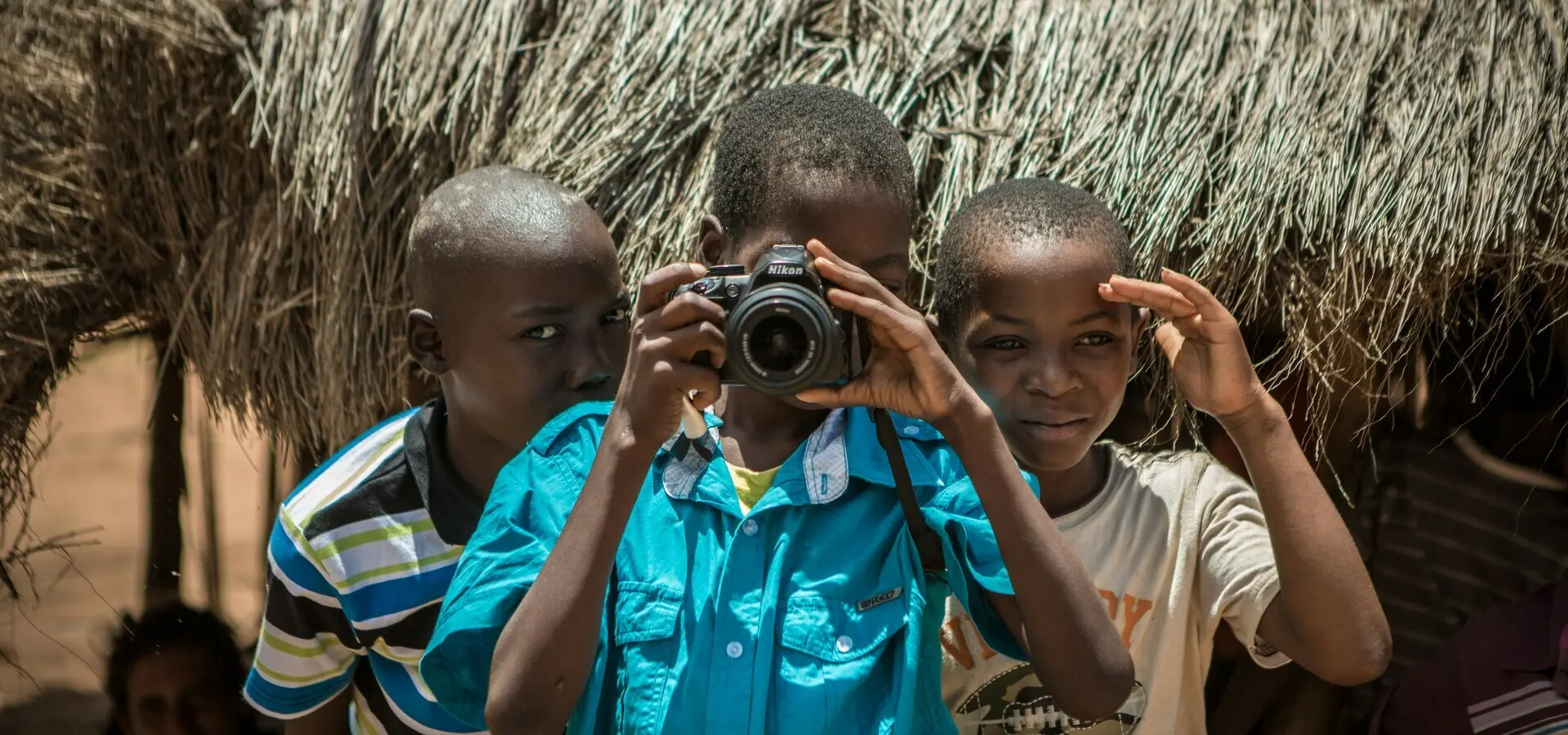 Avila Reizen Mozambique kids met camera