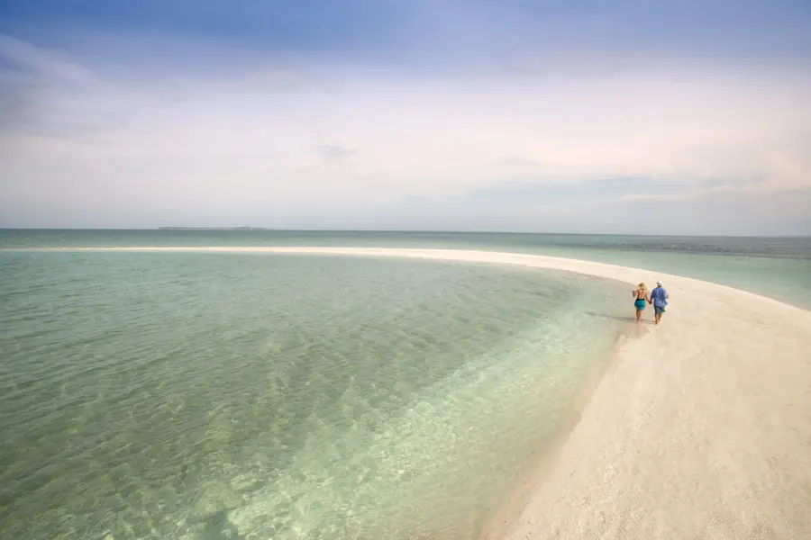 Avila Reizen Mozambique Benguerra Island Experiences Beach Walks couple on the beach
