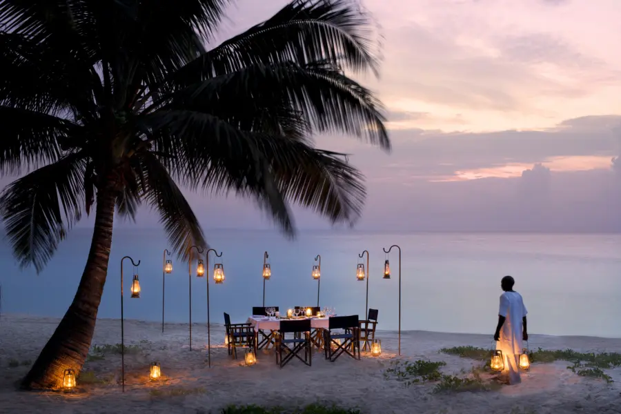 Avila Reizen Mozambique Benguerra island guest area Beach dining private with staff