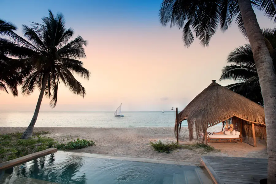 Avila Reizen Mozambique Benguerra Island Cabana pool and beach with guest High Resolution Width5000px