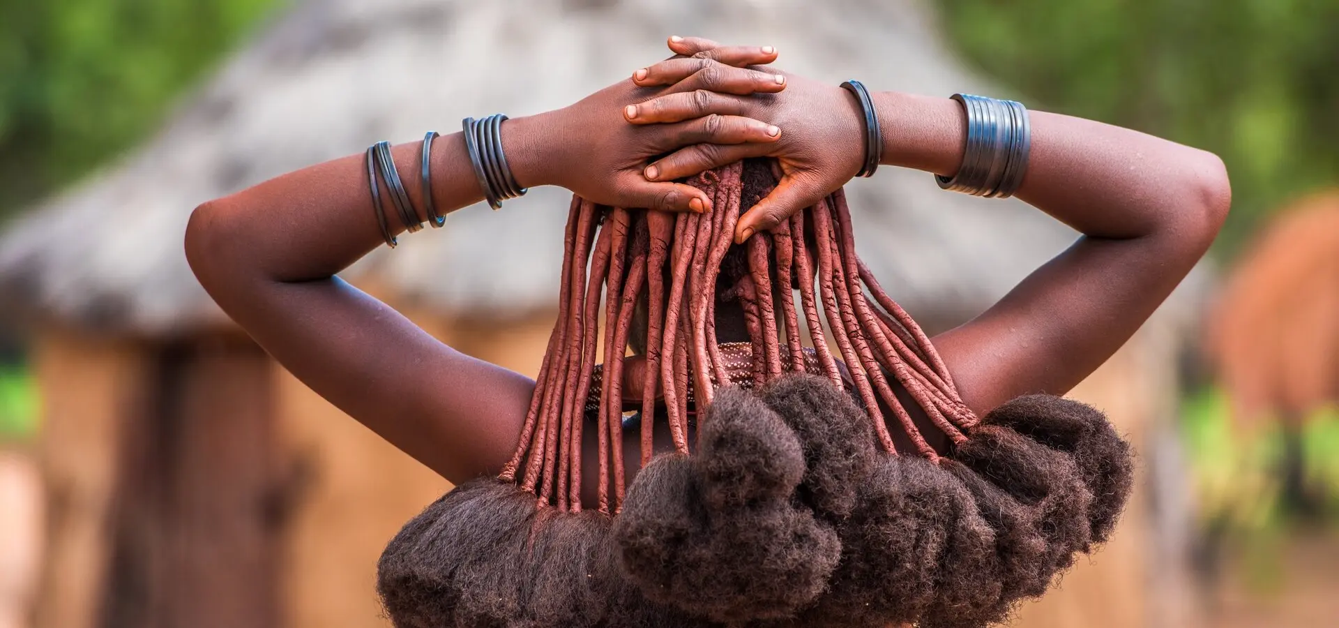 Avila Reizen Namibie Hair style of Himba women tribespeople living in northern Namibia