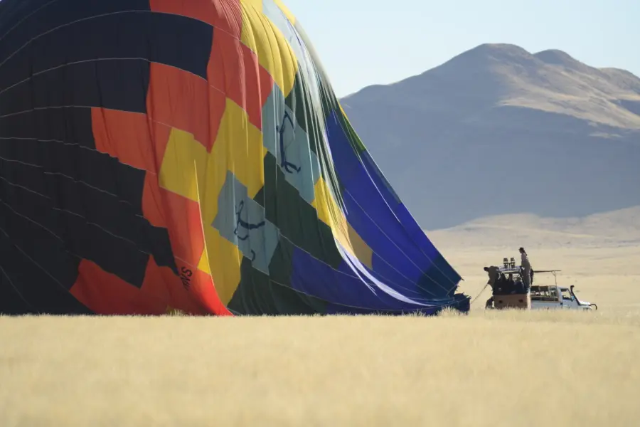 Avila Reizen Namibie Balloon After Landing