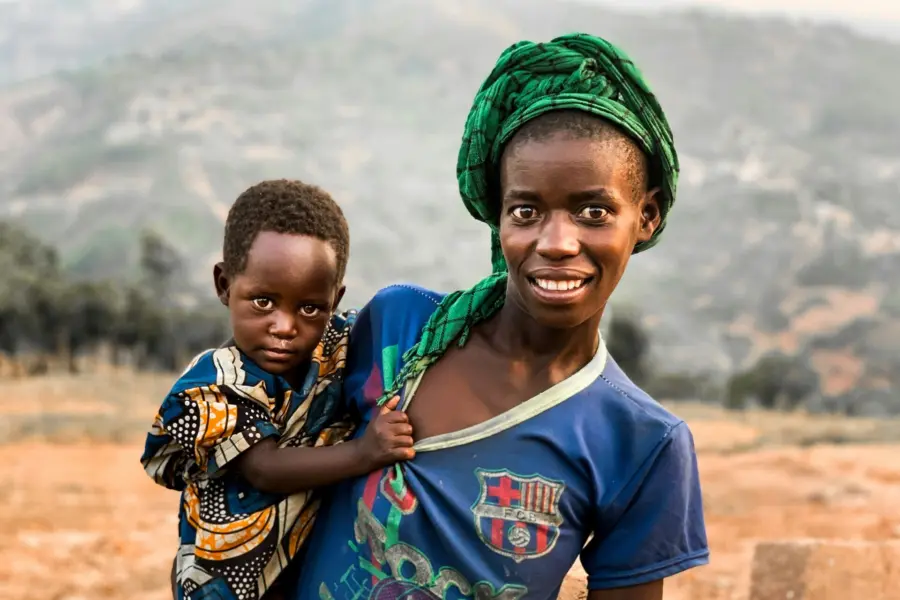 Avila Reizen Rwanda lokale bevolking moeder met kind op de arm