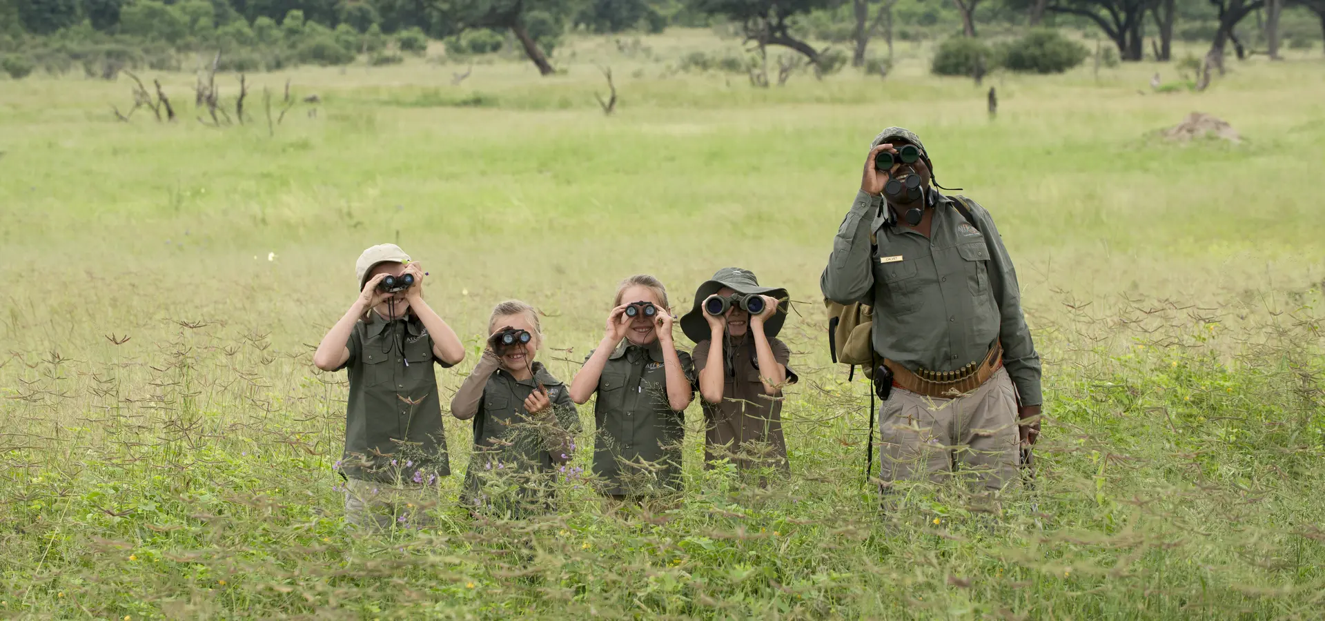 Avila Reizen Zimbabwe Somalisa Acacia Hwange National Park Zimbabwe Luxury Safari Camp African Bush Camps Children Walking Safari 9