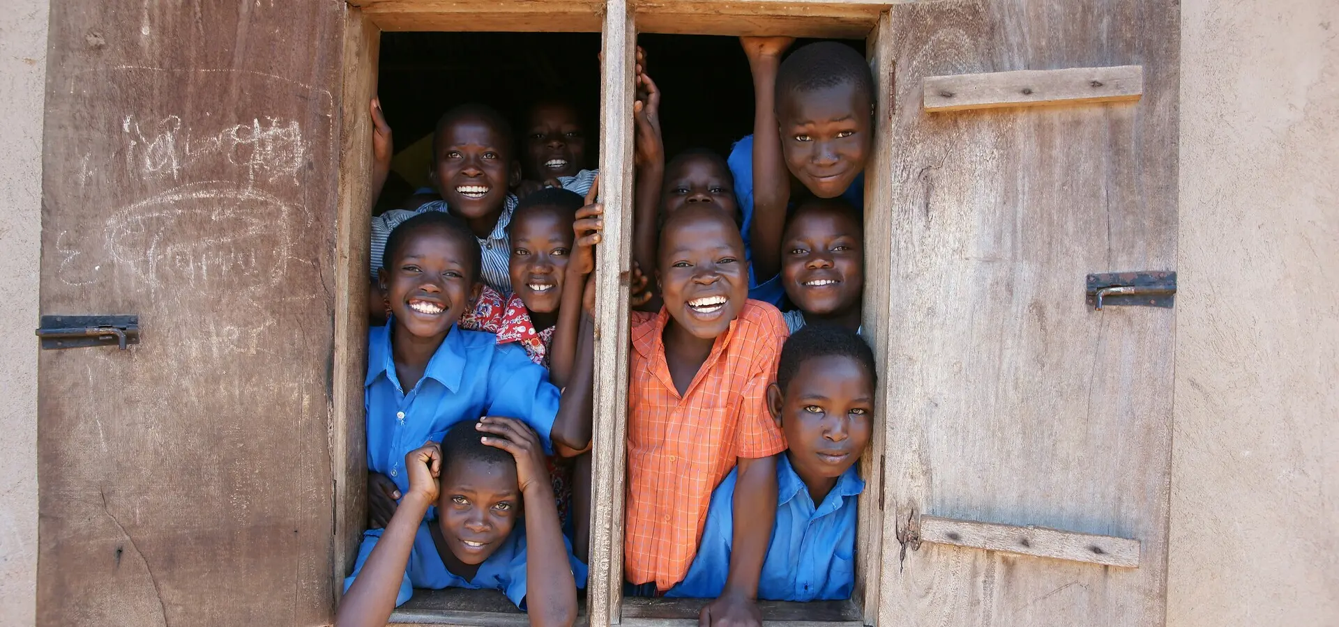 Avila Reizen Oeganda kids op schooljpg