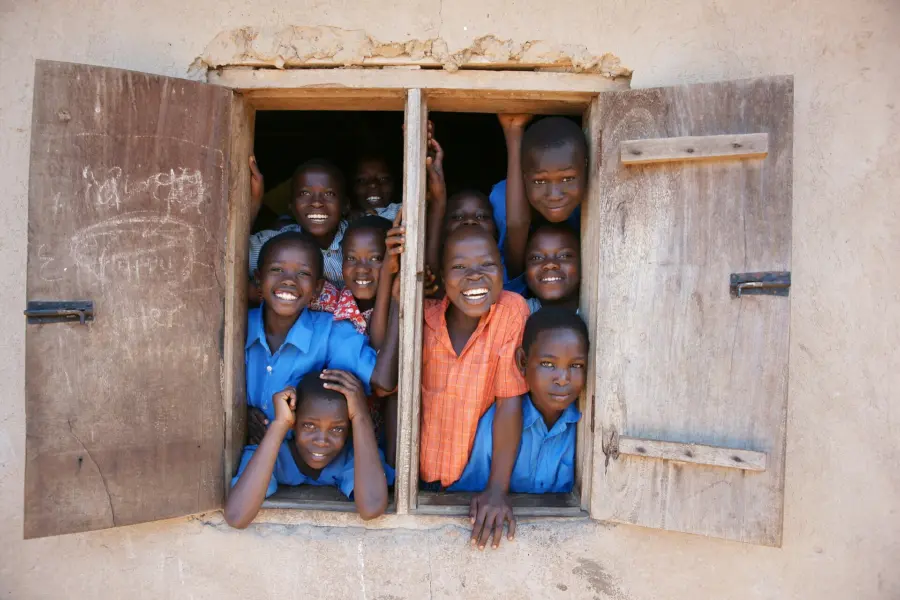 Avila Reizen Oeganda kids op schooljpg