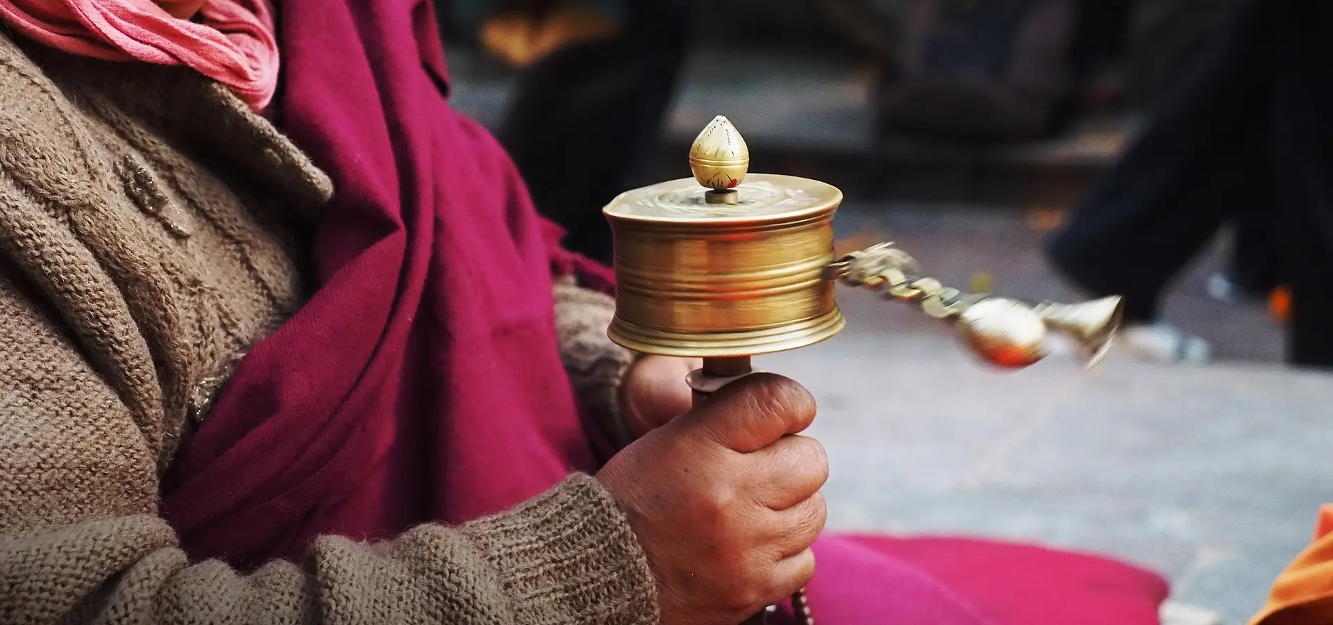Avila Reizen Bhutan vrouw met gebedsmolen