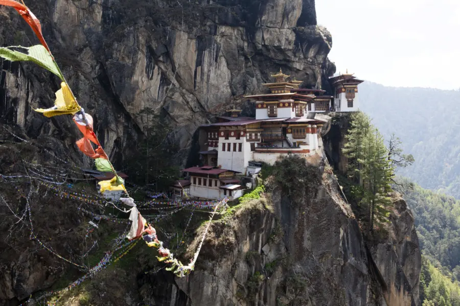 Avila Reizen Bhutan gebedsvlaggen en tijgersnest