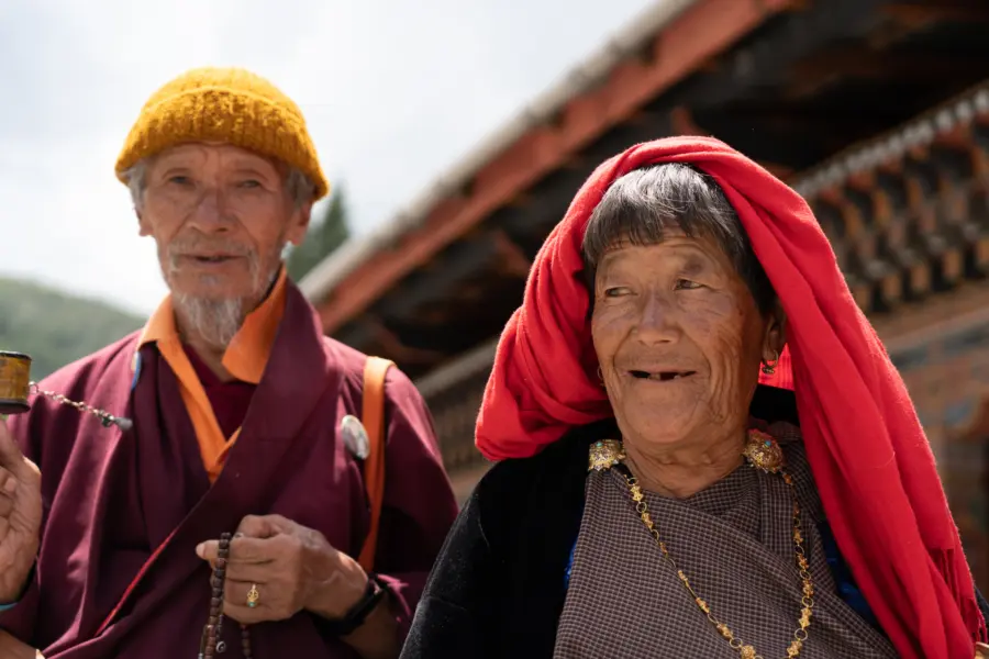 Avila Reizen Bhutan koppel bij tempel rondes lopen