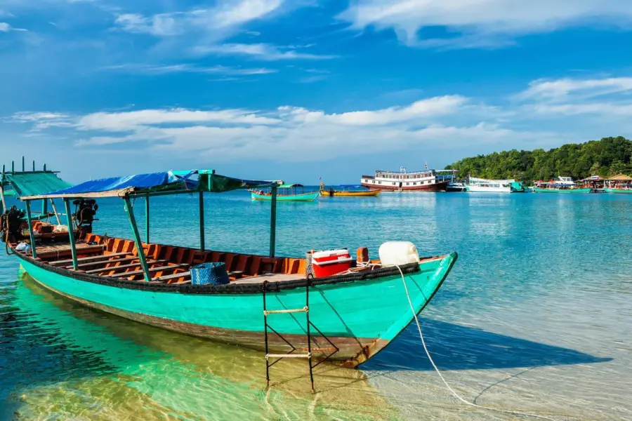 Avila Reizen Cambodja Ankorwat bootje op zee