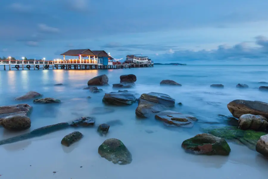 Avila Reizen Cambodja Sihanoukville beach after sunset popular resort in Cambodia
