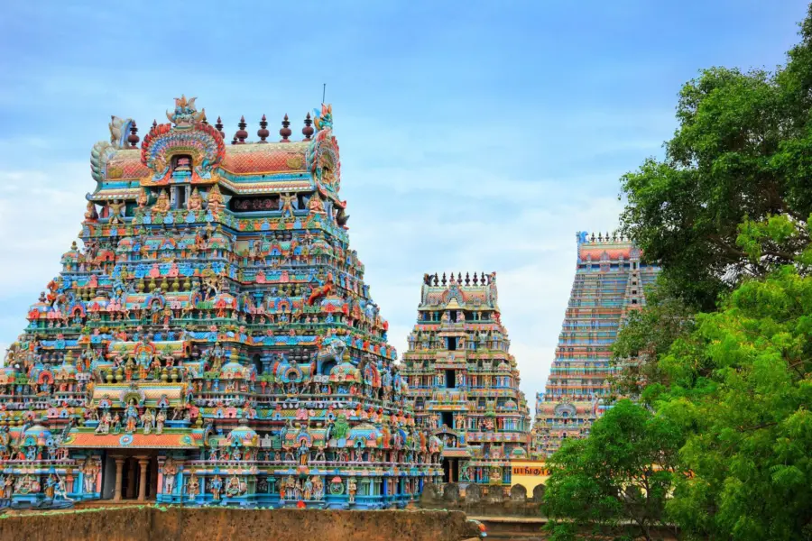 Avila Reizen India Beautiful view of colorful gopura in the Hindu Jambukeswarar Temple against the background of cloudy blue sky in Trichy Tiruchirapalli Tamil Nadu South India