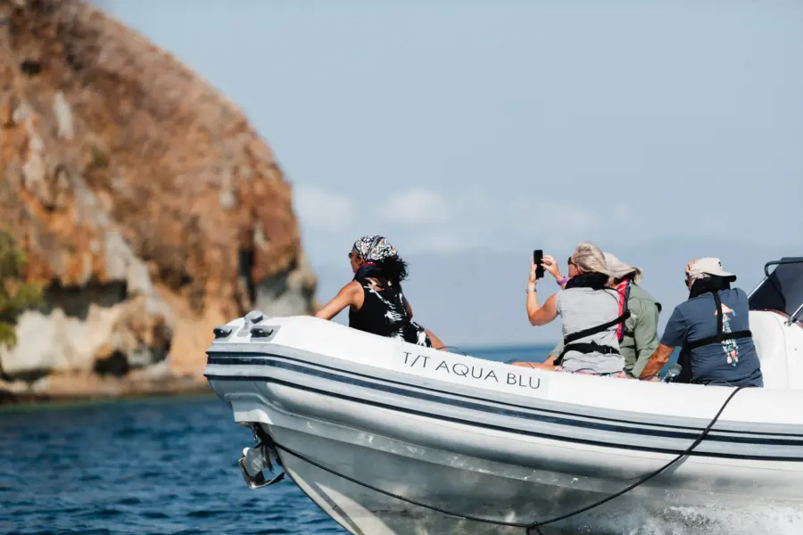 Avila Reizen Indonesie Aqua Blu Excursion Tender ride 09