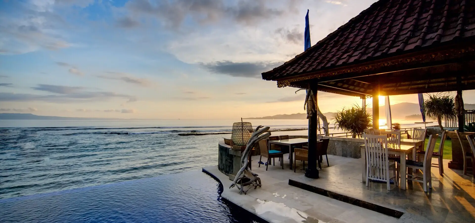 Avila Reizen Indonesie Bali Sunset over Balinese coastline