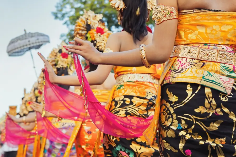 Avila Reizen Indonesie Balinese girls in bright traditional costume