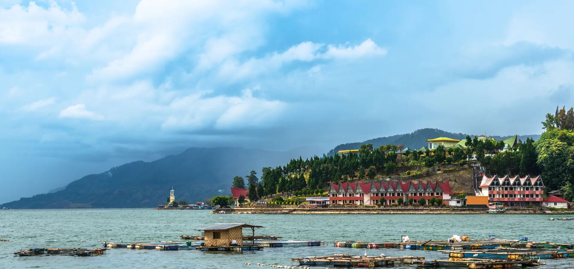 Avila Reizen Indonesie Tobameer is een groot kratermeer in de provincie Noord Sumatra kopie