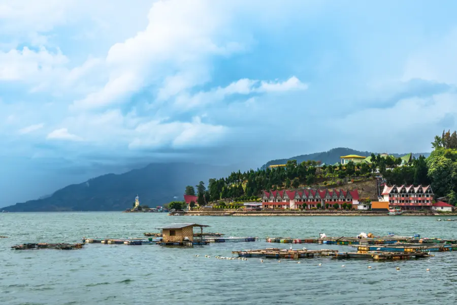 Avila Reizen Indonesie Tobameer is een groot kratermeer in de provincie Noord Sumatra kopie