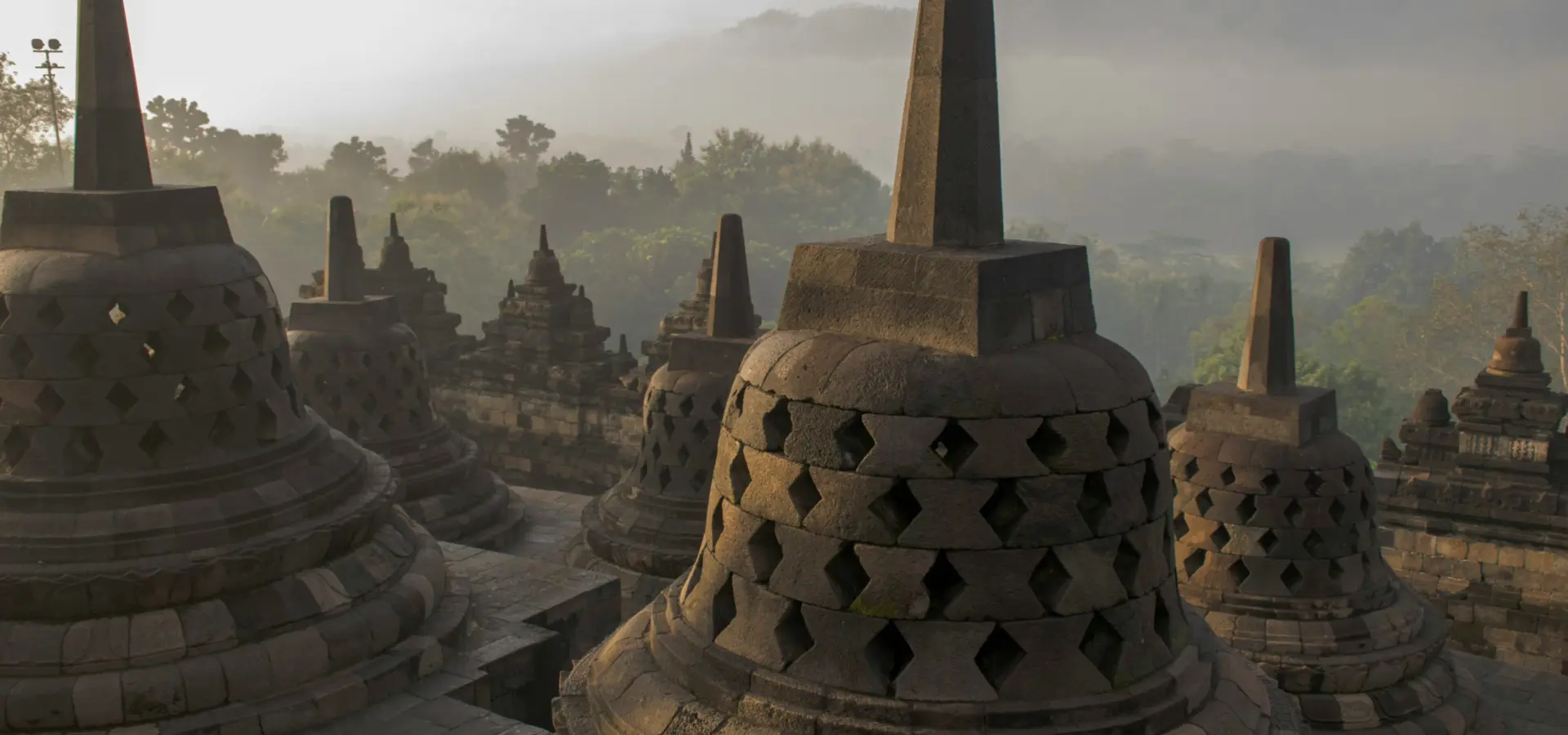 Avila Reizen Indonesië Borobodur in de mist