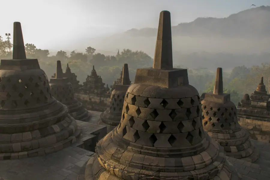 Avila Reizen Indonesië Borobodur in de mist