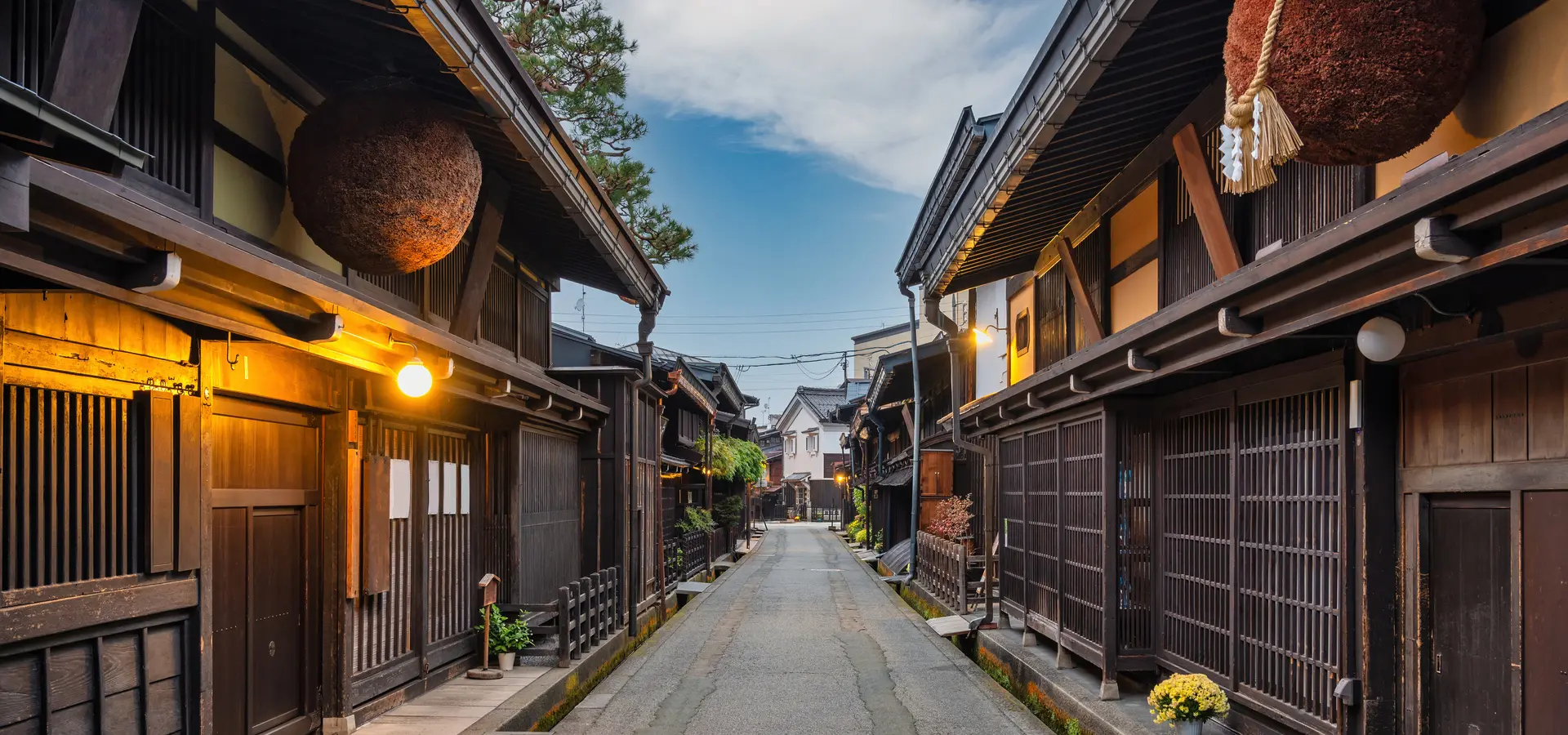 Avila Reizen Japan Takayama old town Sannomachi street
