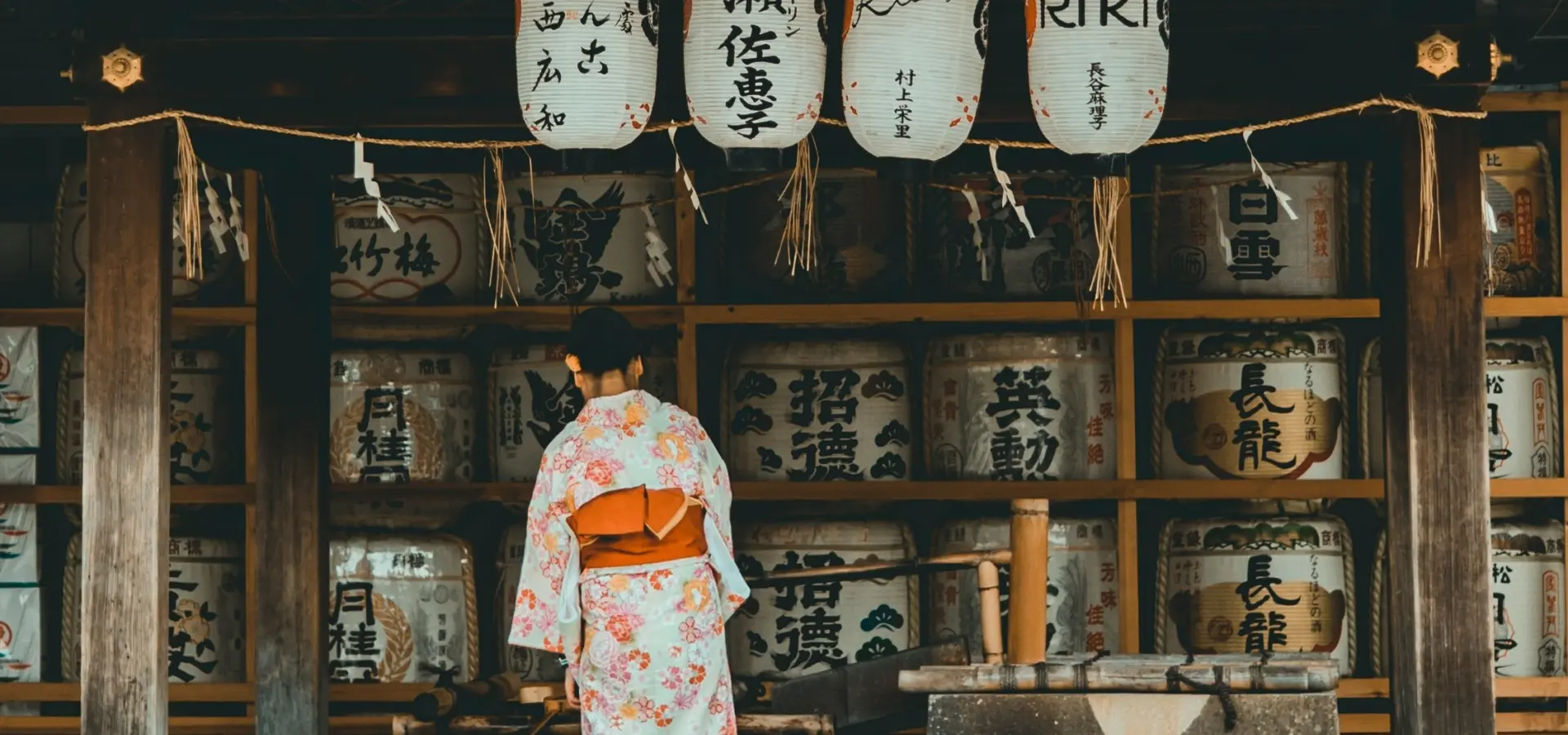 Avila Reizen Japan Tokyo vrouw bij tempel