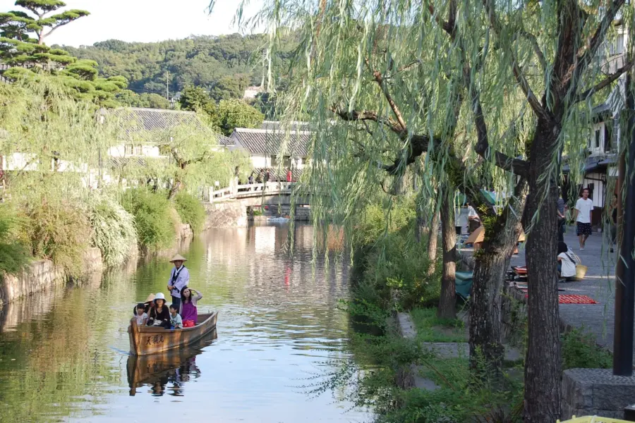 Avila Reizen Japan Kurashiki bootje op het water