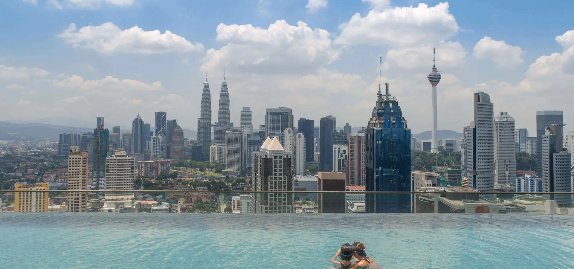 Avila Reizen Maleisie Swimming pool on roof top with beautiful city view Kuala lumpur Malaysia