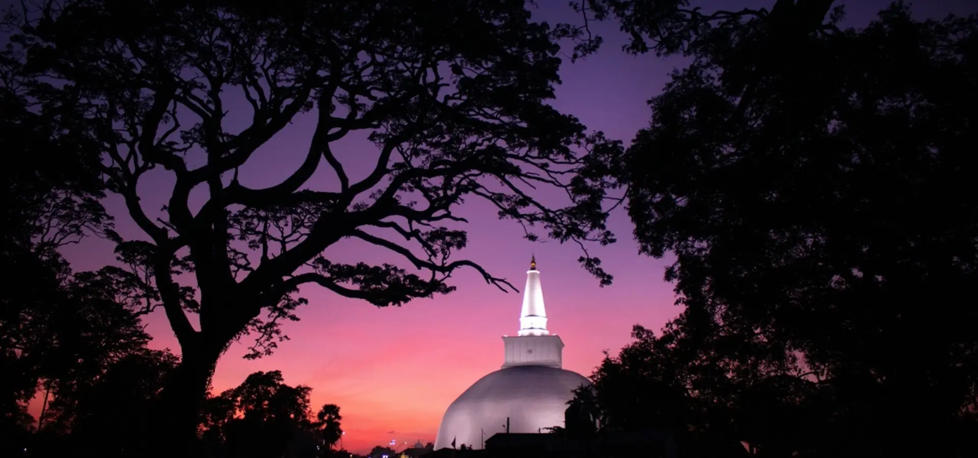 Avila Reizen Sri Lanka Anuradhapura by night
