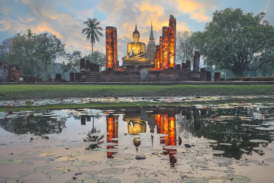 Avila Reizen Thailand Buddha Statue at Wat Mahathat in Sukhothai Historical Park Thail