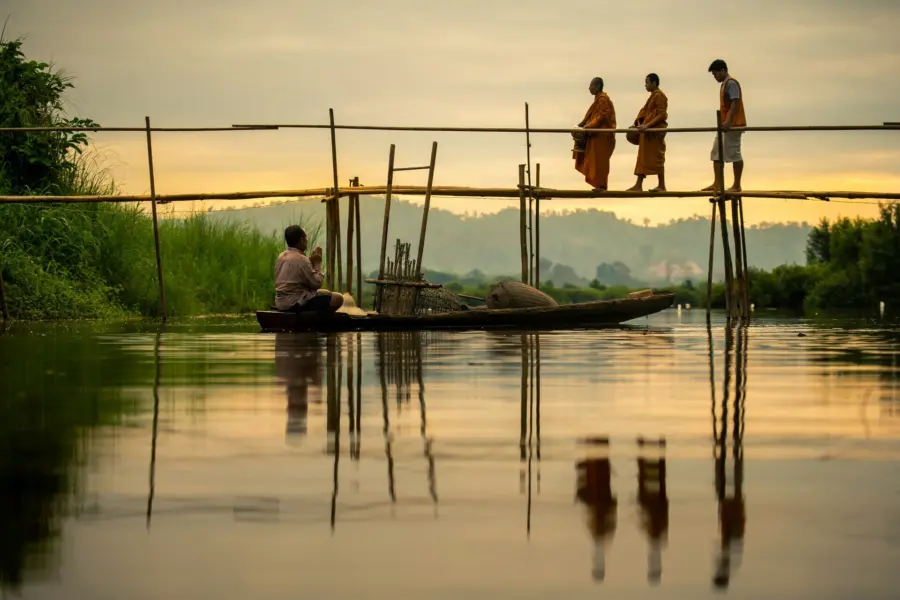 Avila Reizen Thailand Monks receive alms bowl at countryside of Thailand