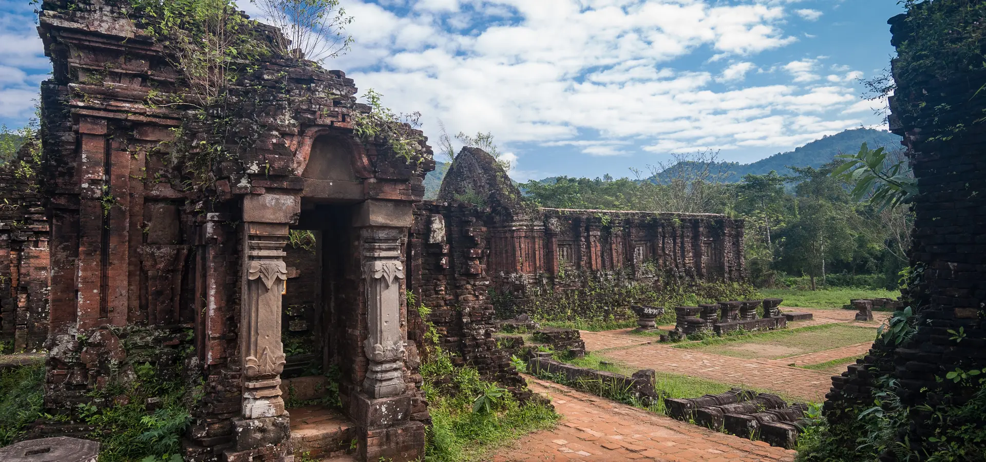 Avila Reizen Vietnam Ruins of old hindu temple at My Son Vietnam This sanctuary is a UNESCO World Heritage site in Vietnam