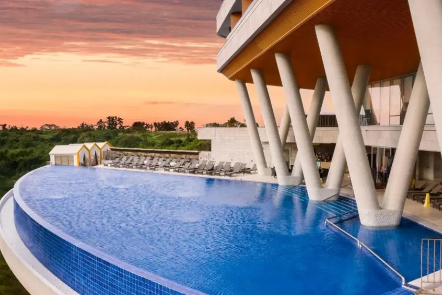 Avila Reizen Hidden Cliff Hotel