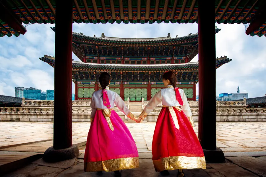 Avila Reizen Zuid Korea Koreaanse dame in Hanbok of Korea Gress en lopen in een oude stad en paleis Gyeongbokgung in Seoul