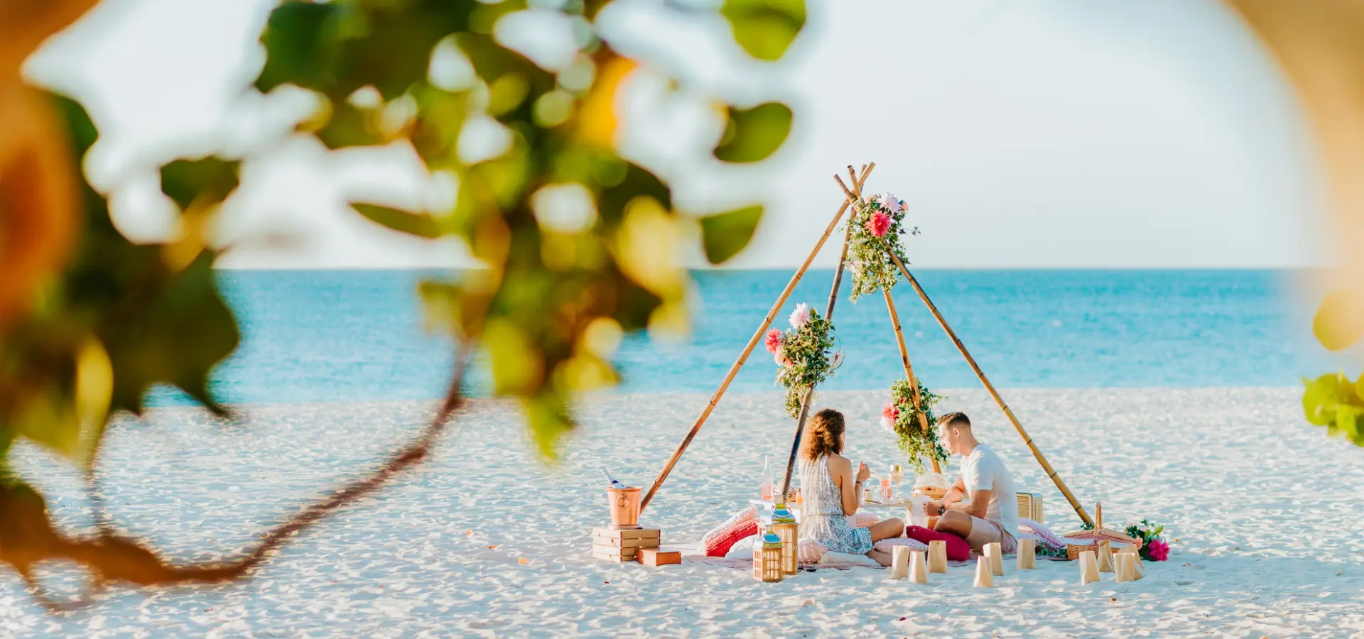 Avila Reizen Aruba Licensed by the Aruba Tourism Authority aruba com Couple having a Romantic Picnic on Eagle Beach