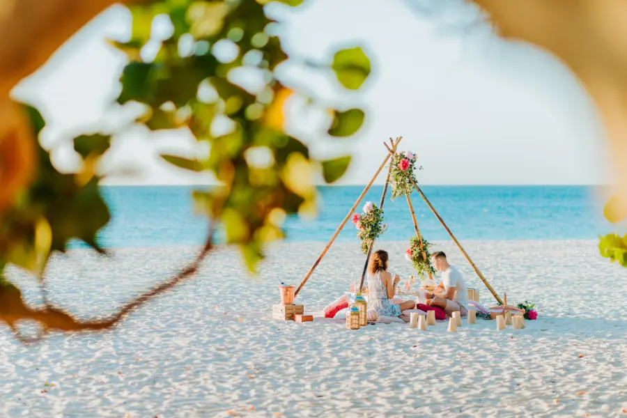 Avila Reizen Aruba Licensed by the Aruba Tourism Authority aruba com Couple having a Romantic Picnic on Eagle Beach