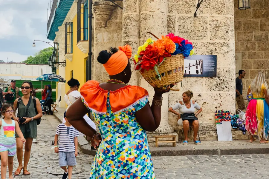 Avila Reizen Cuba Havana vrouw met verkoopwaar