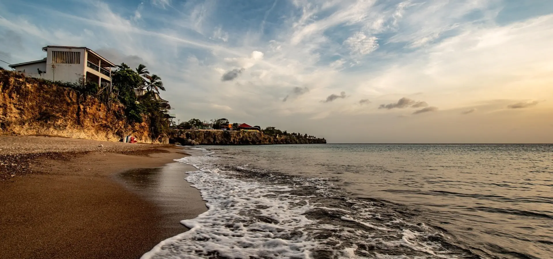Avila Reizen Curacao kust met gebouw en zee