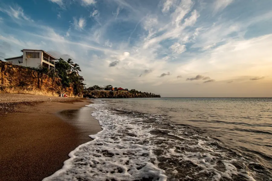 Avila Reizen Curacao kust met gebouw en zee
