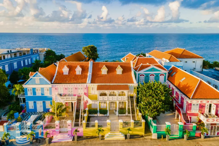 Avila Reizen Curaçao bovensaanzicht gekleurde villas