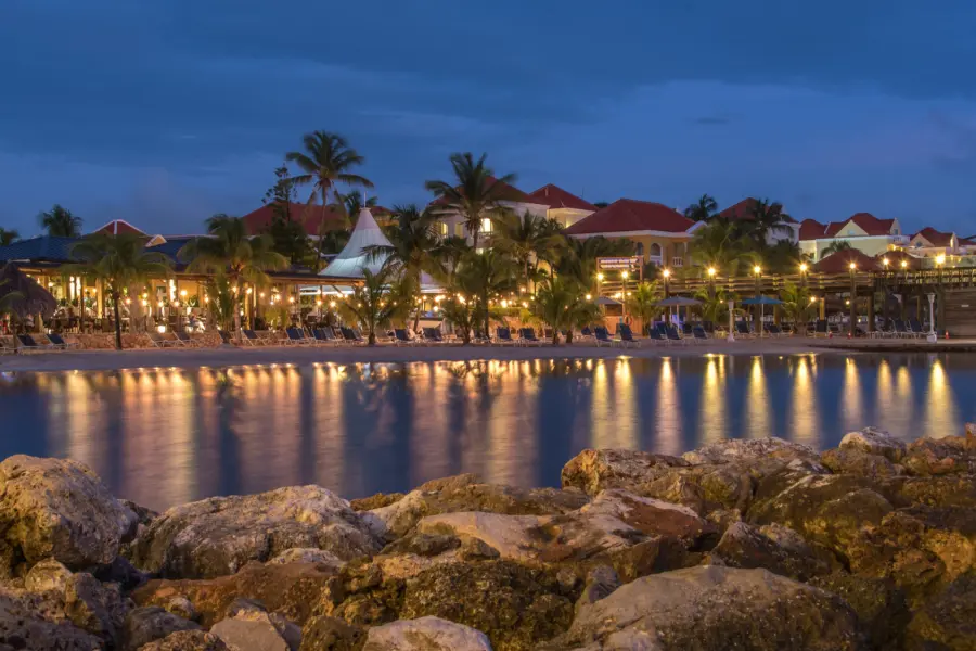 Avila Reizen Curaçao sunset met acco