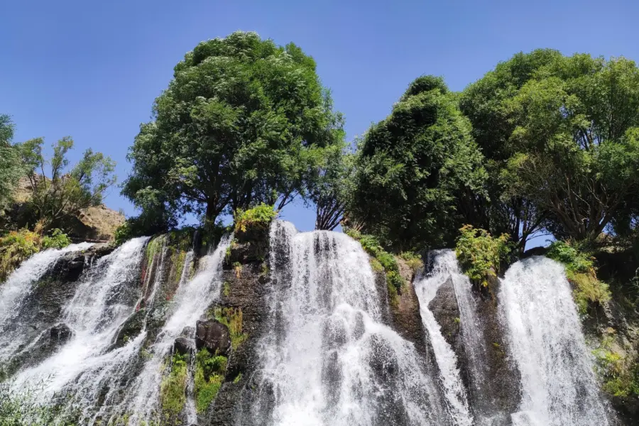 Avila Reizen Armenia waterfalls
