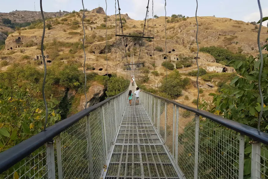 Avila Reizen Armenia adventure bridge