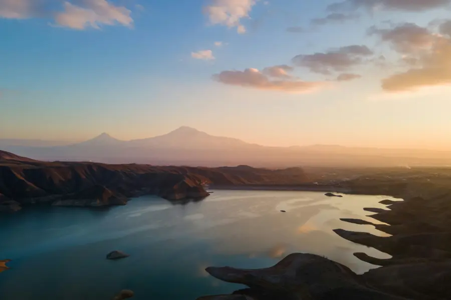 Avila Reizen Armenia Lake