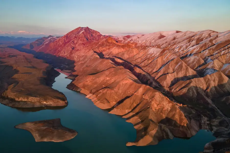 Avila Reizen Armenie Beautiful view of mountain landscape and lake during the sunset in Armenia